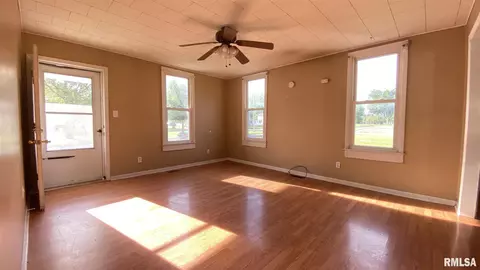602 N Main St, Abingdon, IL 61410 photo 8