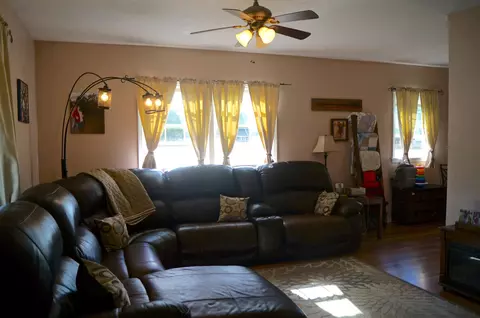 805 Custer Pl, Canton, IL 61520 photo 3