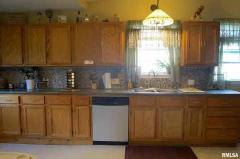 805 Custer Pl, Canton, IL 61520 photo 8