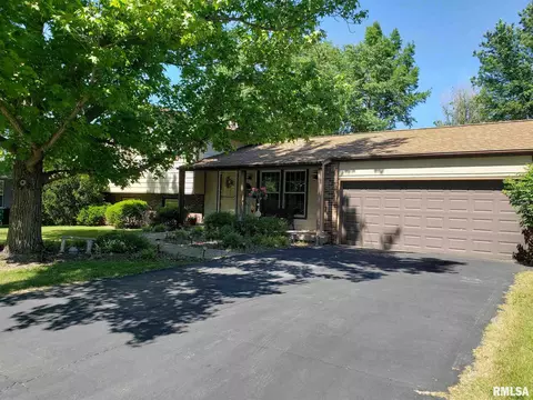 718 Glenoak Dr, Macomb, IL 61455 photo 2