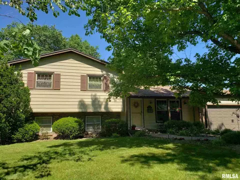 718 Glenoak Dr, Macomb, IL 61455 photo 1