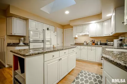 700 Bayside Dr, Germantown Hills, IL 61548 photo 4