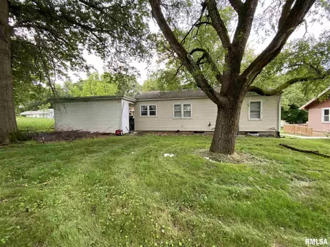 915 Stadium Dr, Macomb, IL 61455 photo 2
