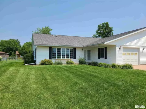 335 Stonegate Dr, Canton, IL 61520 photo 1