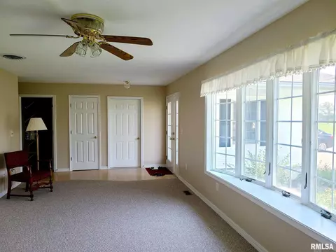 335 Stonegate Dr, Canton, IL 61520 photo 5