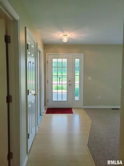 335 Stonegate Dr, Canton, IL 61520 photo 3