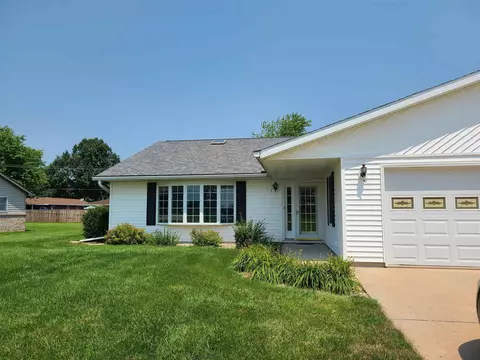 335 Stonegate Dr, Canton, IL 61520 photo 2