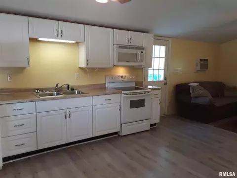 927 E Oak St, Macomb, IL 61455 photo 3