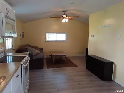 927 E Oak St, Macomb, IL 61455 photo 5