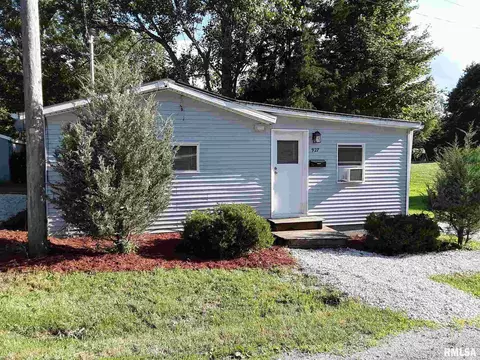 927 E Oak St, Macomb, IL 61455 photo 1