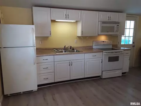 927 E Oak St, Macomb, IL 61455 photo 2