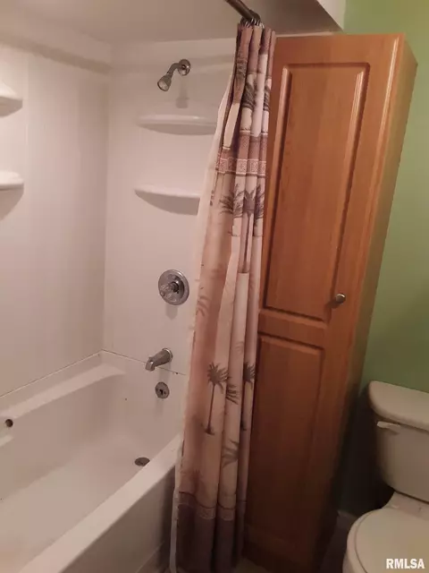927 E Oak St, Macomb, IL 61455 photo 9