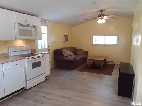 927 E Oak St, Macomb, IL 61455 photo 4