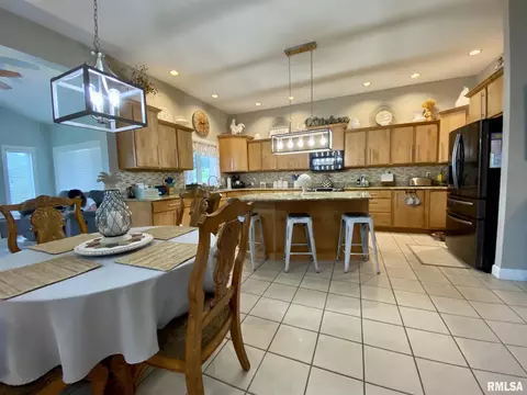 235 Hillview Dr, Macomb, IL 61455 photo 10