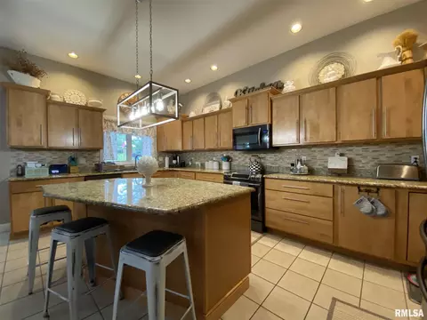 235 Hillview Dr, Macomb, IL 61455 photo 13