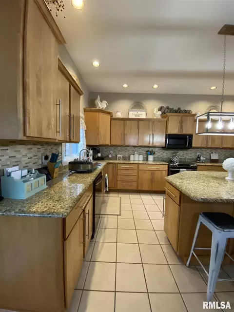 235 Hillview Dr, Macomb, IL 61455 photo 16