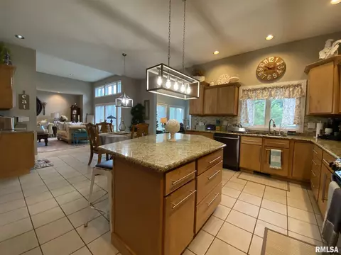 235 Hillview Dr, Macomb, IL 61455 photo 18