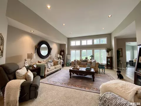 235 Hillview Dr, Macomb, IL 61455 photo 5