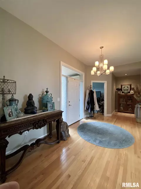 235 Hillview Dr, Macomb, IL 61455 photo 2