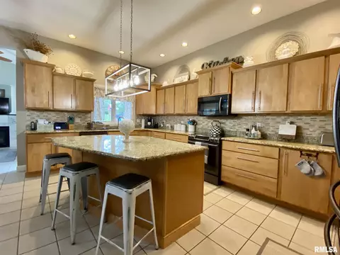 235 Hillview Dr, Macomb, IL 61455 photo 14
