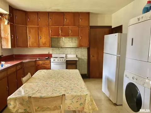 253 Howard Pl, Canton, IL 61520 photo 9
