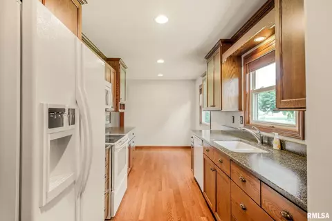 935 E Madison St, Morton, IL 61550 photo 9
