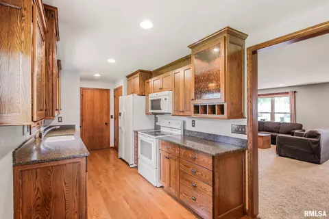 935 E Madison St, Morton, IL 61550 photo 5