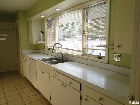 100 Holden Ter, Macomb, IL 61455 photo 12