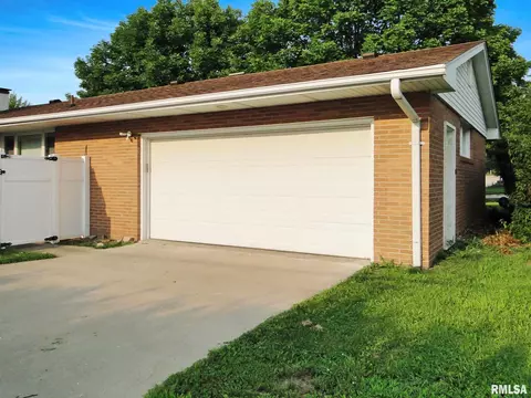 100 Holden Ter, Macomb, IL 61455 photo 30