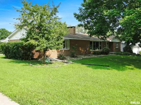 100 Holden Ter, Macomb, IL 61455 photo 2