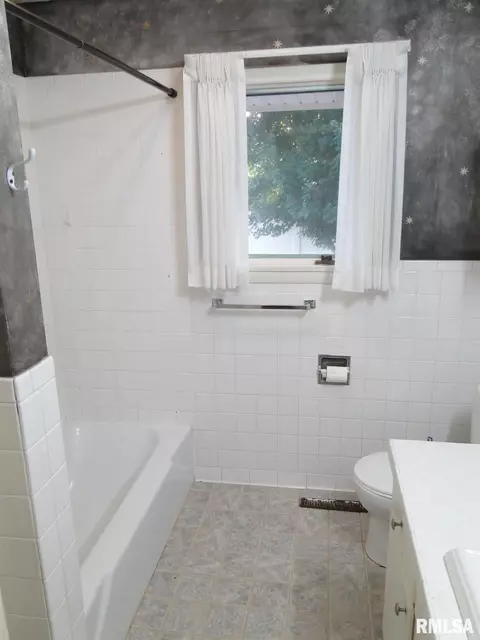 100 Holden Ter, Macomb, IL 61455 photo 19