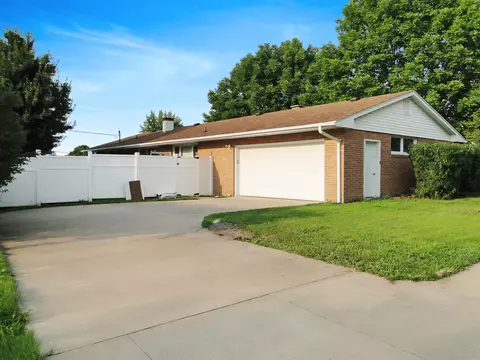 100 Holden Ter, Macomb, IL 61455 photo 3