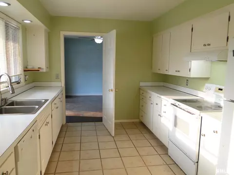 100 Holden Ter, Macomb, IL 61455 photo 13