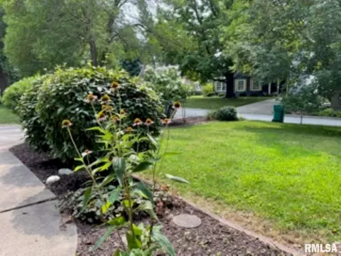617 Memorial Dr, Macomb, IL 61455 photo 3