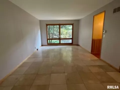 617 Memorial Dr, Macomb, IL 61455 photo 9