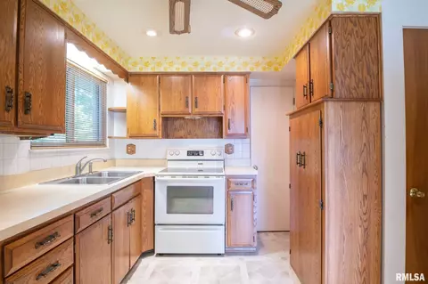 708 W Davison St, Roanoke, IL 61561 photo 11
