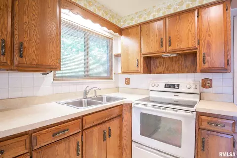 708 W Davison St, Roanoke, IL 61561 photo 12