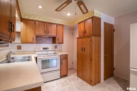 708 W Davison St, Roanoke, IL 61561 photo 23