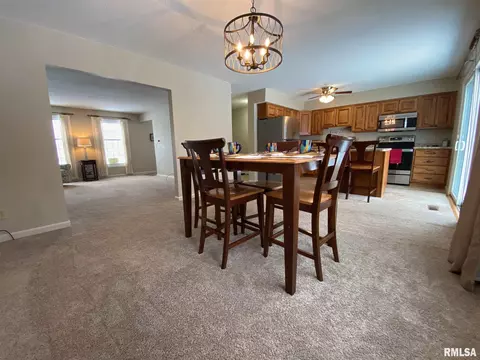 70 Arlington Dr, Macomb, IL 61455 photo 5