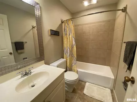 70 Arlington Dr, Macomb, IL 61455 photo 13