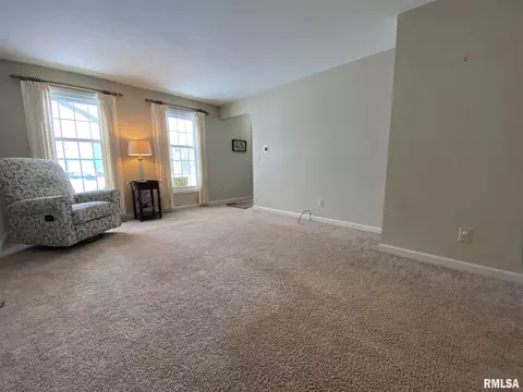 70 Arlington Dr, Macomb, IL 61455 photo 3