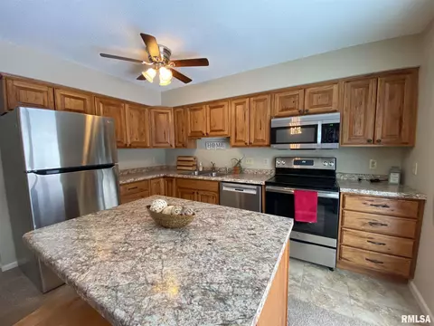 70 Arlington Dr, Macomb, IL 61455 photo 8