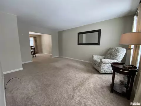 70 Arlington Dr, Macomb, IL 61455 photo 2