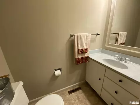 70 Arlington Dr, Macomb, IL 61455 photo 10