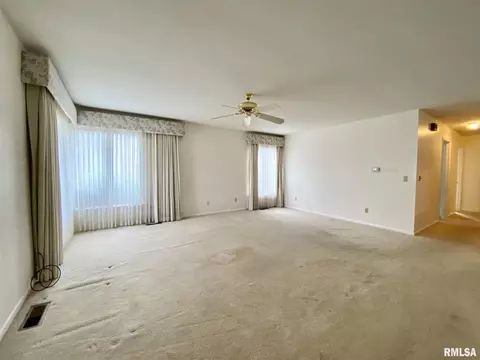 9 Cedar Dr, Macomb, IL 61455 photo 3