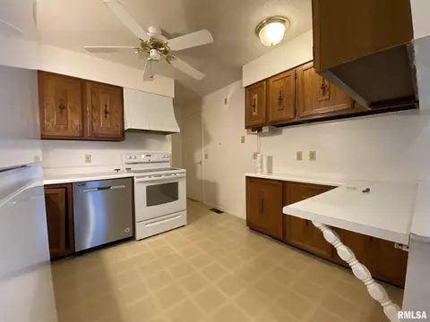 9 Cedar Dr, Macomb, IL 61455 photo 5