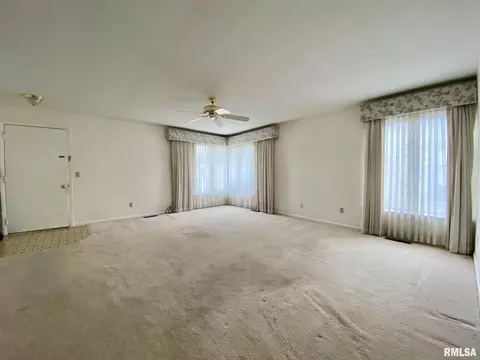 9 Cedar Dr, Macomb, IL 61455 photo 2