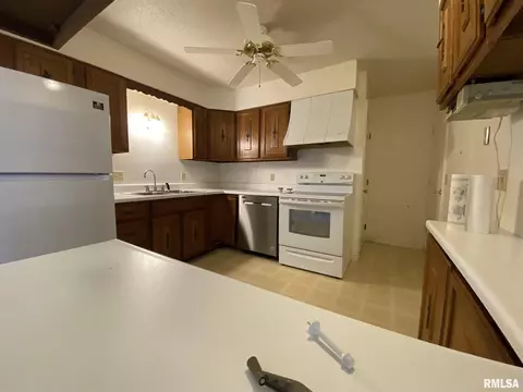 9 Cedar Dr, Macomb, IL 61455 photo 6