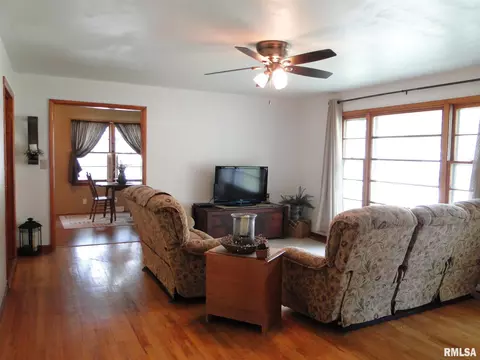 228 N Lamoine St, Macomb, IL 61455 photo 5