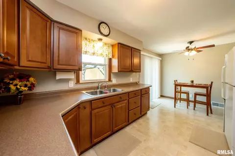 705 Spring St, Washington, IL 61571 photo 10